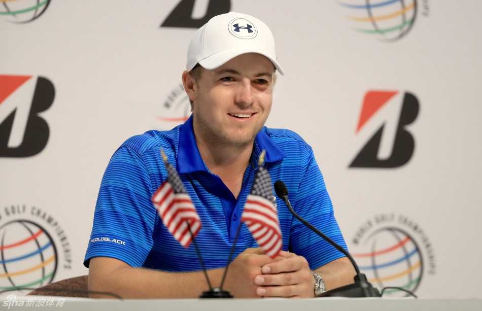 达斯汀·约翰逊在练习场上全神贯注地备战，其标志性的上杆动作充满力量感，身躯扭转如满弓待发。