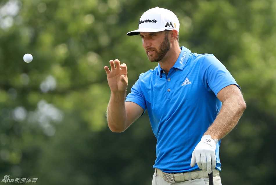 巴巴·沃森完成一记漂亮的挥杆后，做出他标志性的收杆动作，身体优雅平衡，目光追随小球飞向远方的落点。