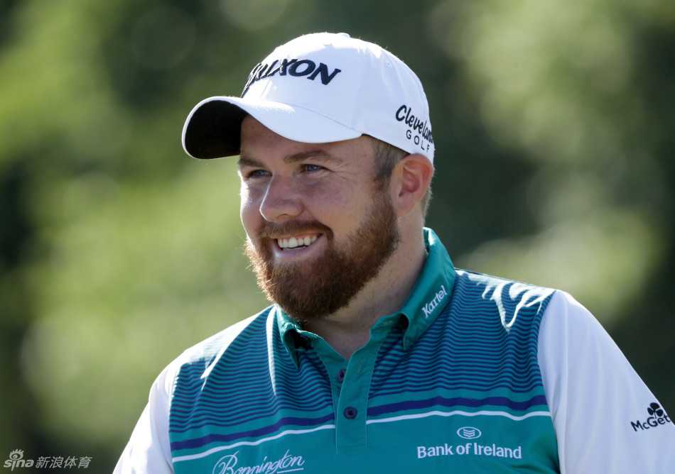 简森·戴伊正接受媒体采访，他目光坚定地看向镜头，似乎对即将到来的比赛充满信心。