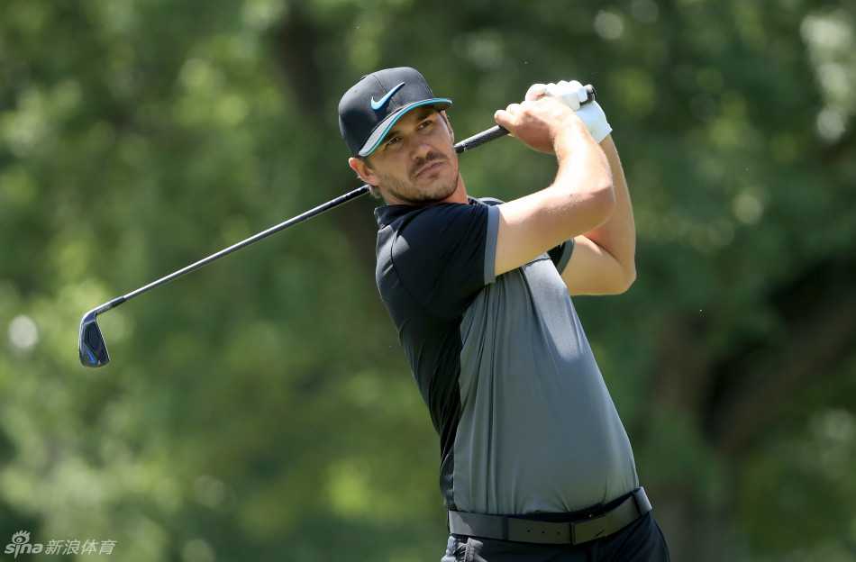 “大炮手”布鲁克斯·科普卡在发球台上准备开球，展现出年轻力量型球员的典型风范。