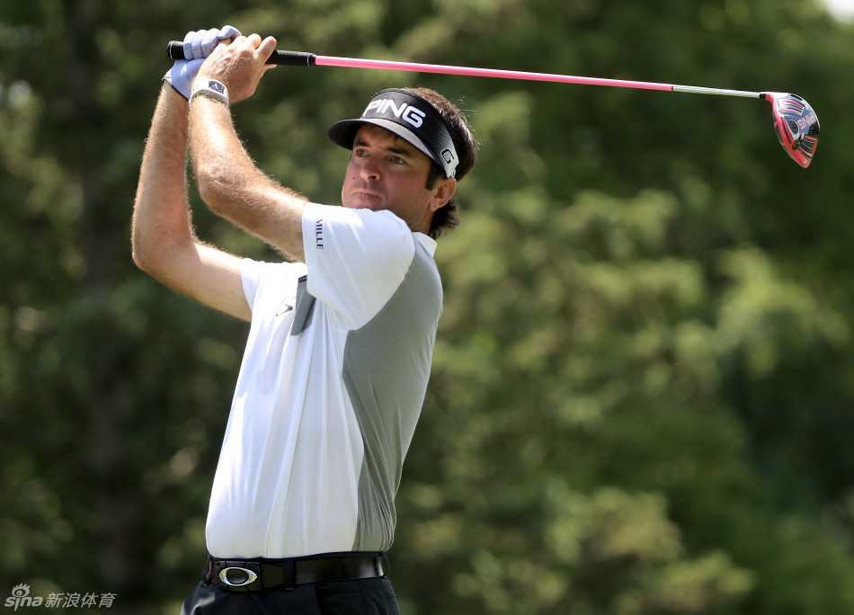 美国名将J.B.霍姆斯在比赛中奋力挥杆，肌肉线条分明，尽显力量与技巧的结合。