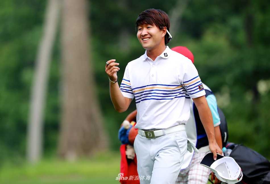 陈晓忠与罗学文并肩凝视球道，仿佛在 strategizing 下一杆的战术布局