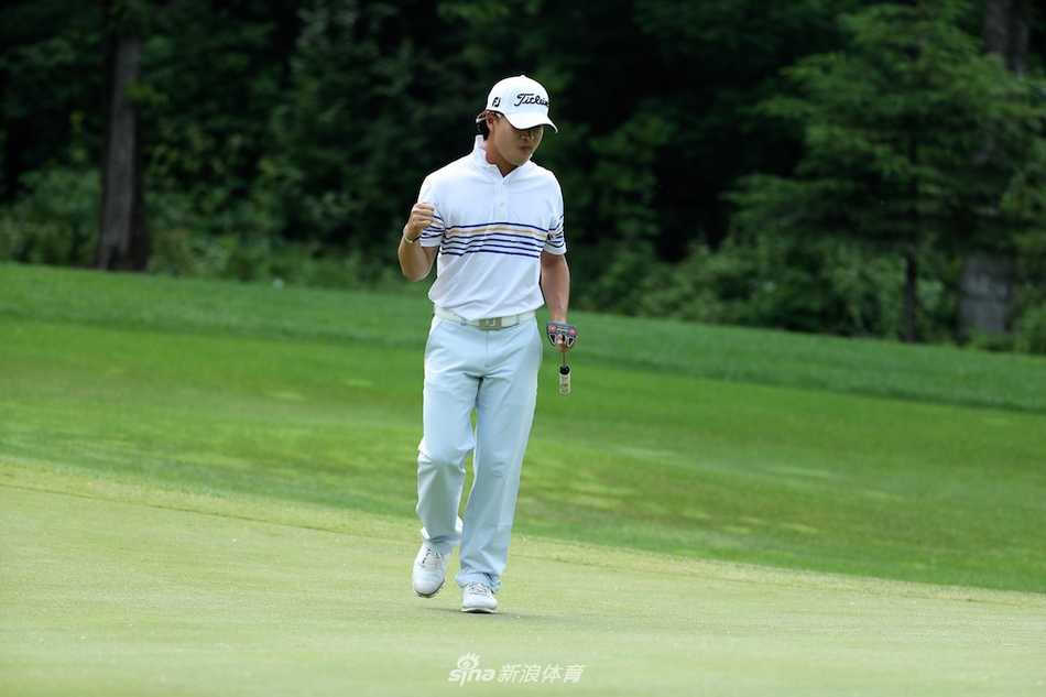 金大星紧握双拳仰天庆贺，身后绿茵场见证关键一推的诞生