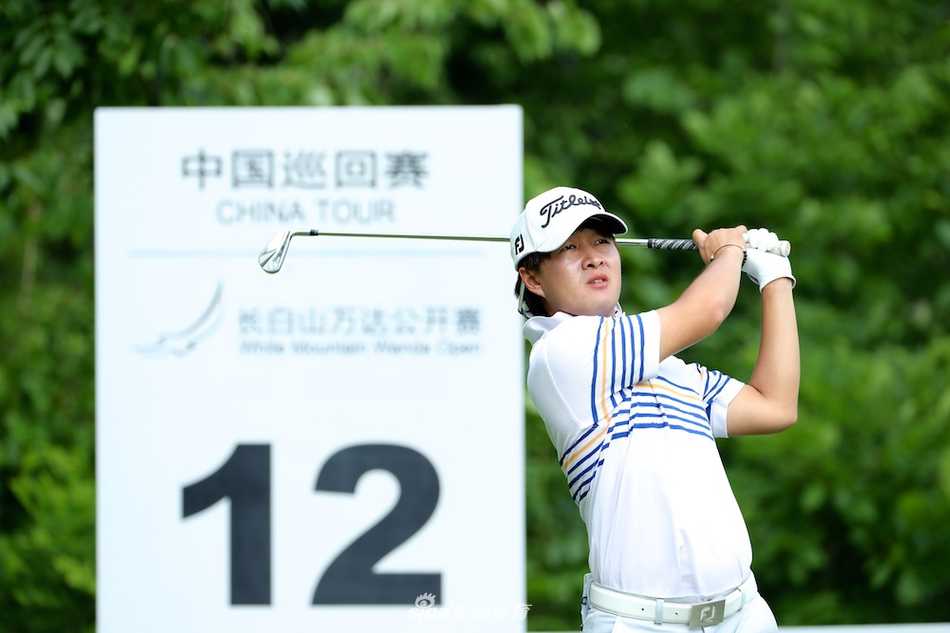 李玠柏全神贯注准备挥杆，阳光勾勒出他挺拔而专注的侧影