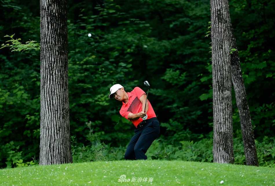 汤榕健在发球台上优雅转身，挥杆动作如诗歌般流畅而充满力量