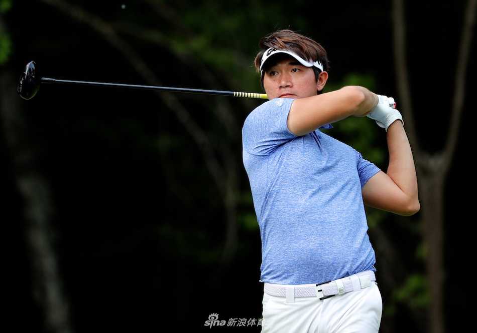 何泽宇在沙坑中奋力一击，沙粒如金色瀑布般在空中绽放