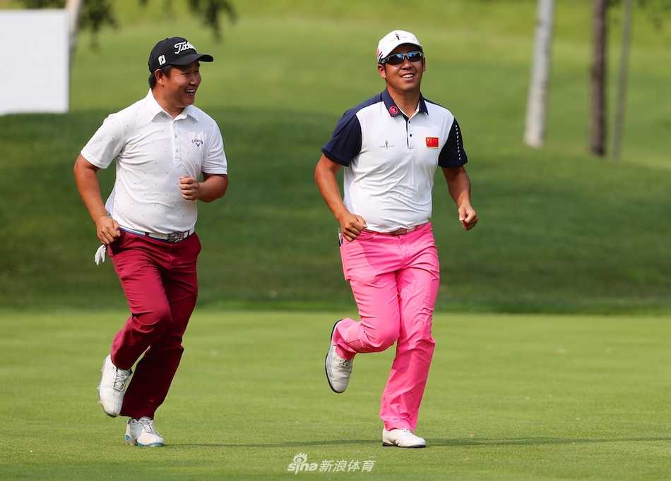 彼得马丁在果岭边缘半蹲研判，手中的推杆如同精密的测量仪器