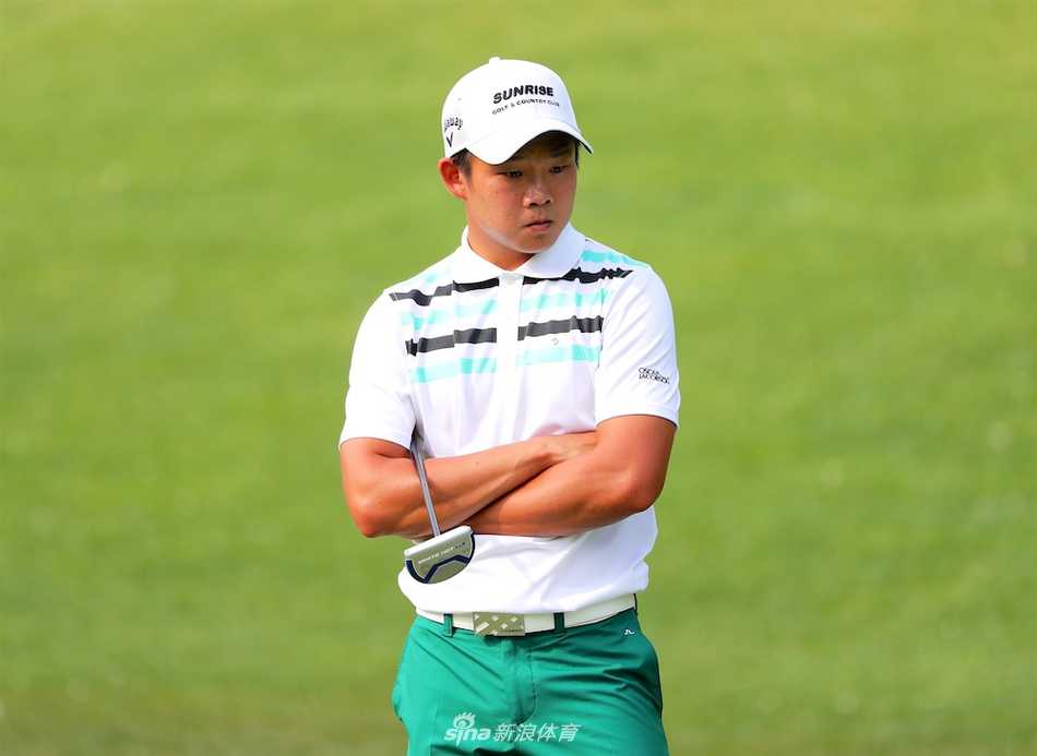 马克鲍德温在落日的余晖中凝视球路，金光照亮了他沉思的面容与广阔的球场