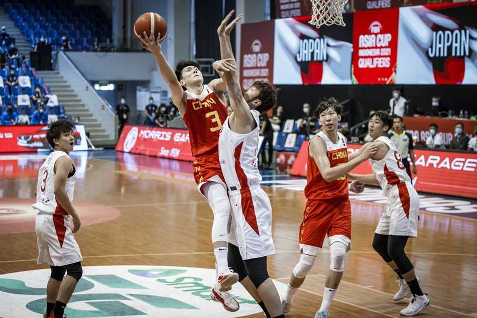 赵继伟面对贴身紧逼的防守球员，冷静地寻找传球路线，正是他与周琦之间一次次精妙的连线，导演了末节的大逆转好戏。