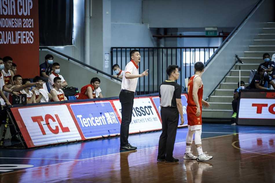 周琦在篮下高高跃起，面对日本队多名球员的包夹防守，依然强硬地将球放入篮筐，展现出亚洲顶级内线的统治力。