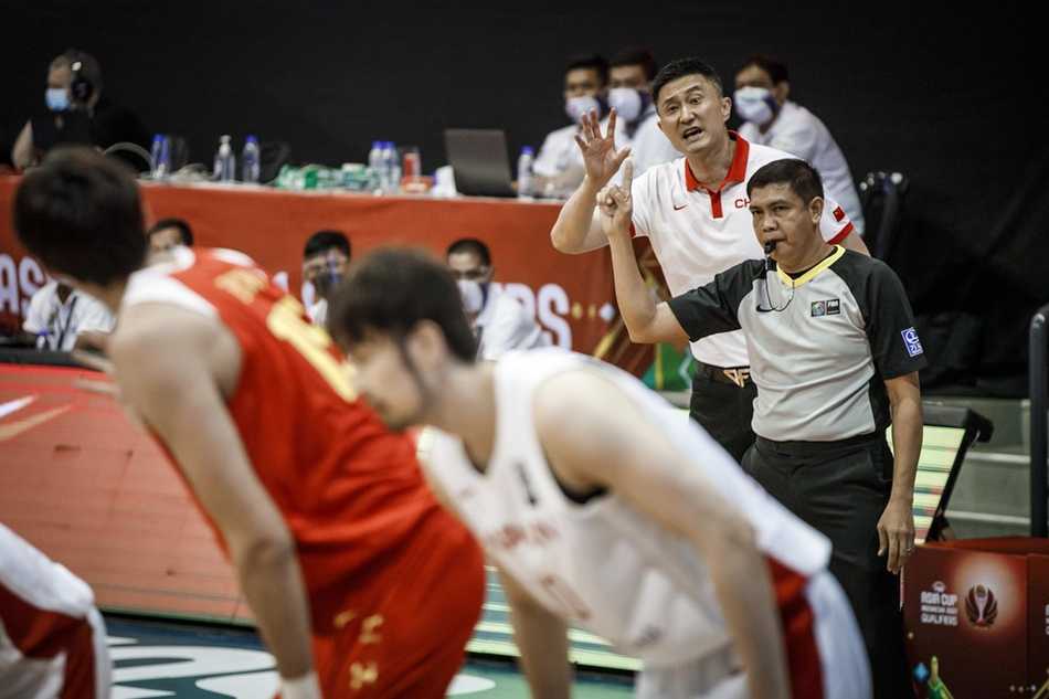 主教练郭士强在场边大声指挥，神情专注而严肃，他的运筹帷幄和临场调度为中国男篮的大胜奠定了坚实基础。