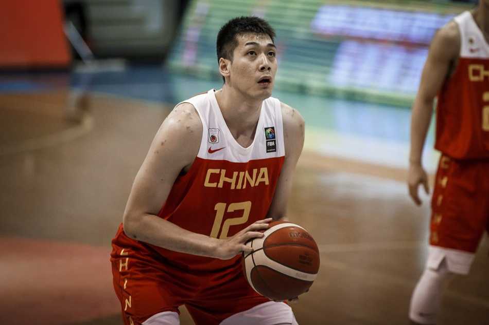 曾凡博如同一道黄色闪电，迅速快下完成双手暴扣，他的活力与冲击力是中国男篮年轻一代崛起的最佳写照。