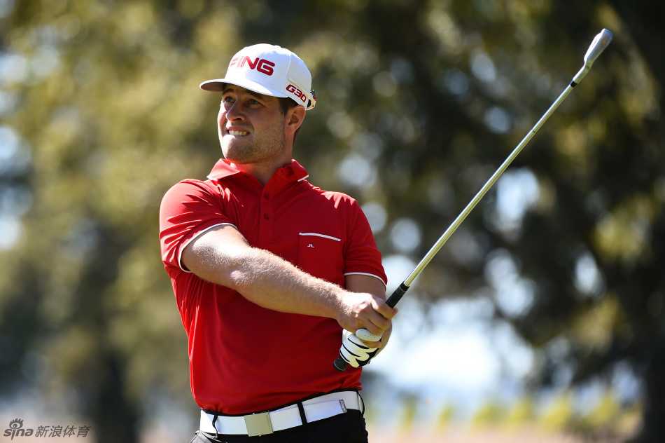 裴相文凝神攻果岭，晨曦中球杆与身影构成绝美的竞技诗篇