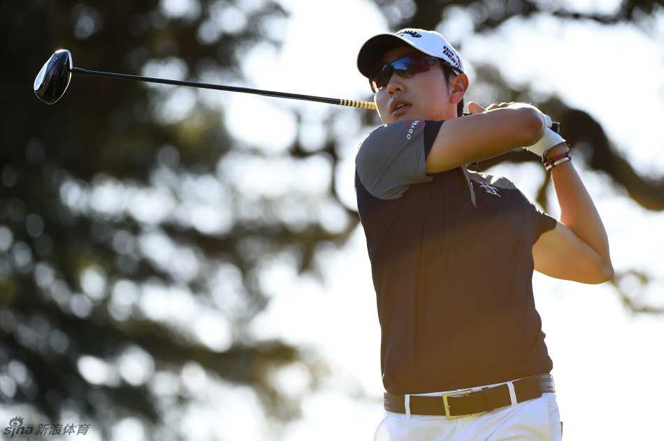 康普顿切鹰后从容躬身，目光追随球迹，宛如生命的静默交响