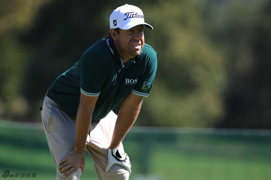 马汉挥手致意，笑容温暖自信，将竞技的紧张化为与观众的联结