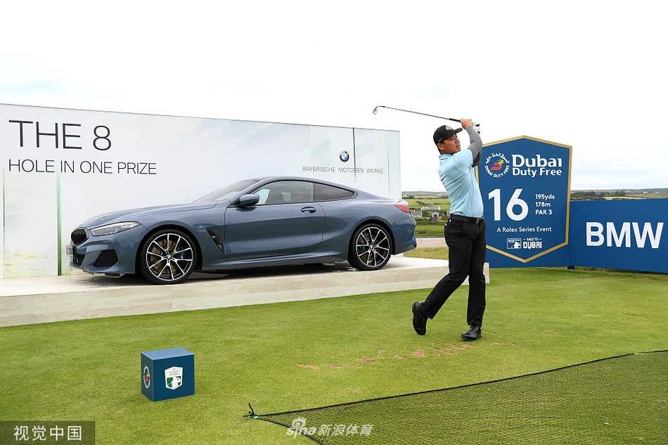 西班牙名将琼·拉姆在拉欣奇球场的练习日中，面对经典链接球场特有的深草区，神情专注地观察球路。