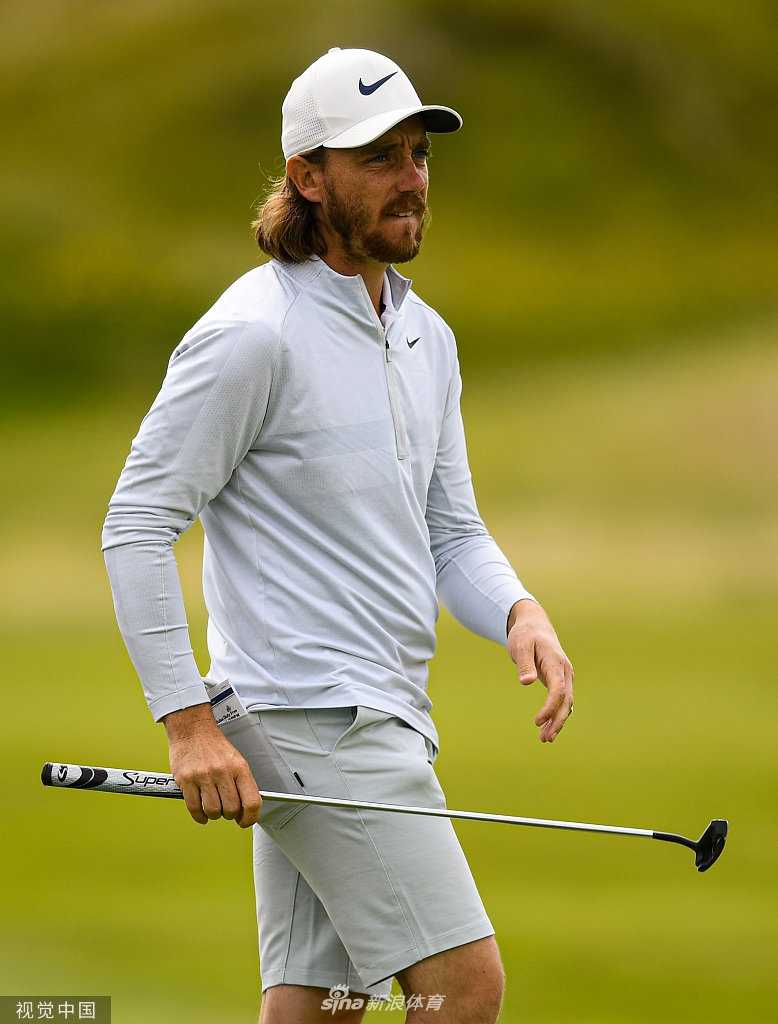 英格兰名将汤米·弗利特伍德在练习果岭上轻松推杆，展现出大战前举重若轻的从容心态。