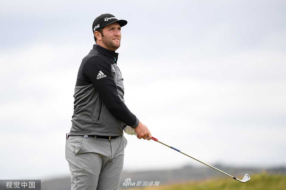 爱尔兰老将帕德里格·哈灵顿与搭档在练习轮中并肩前行，经验丰富的他正在向年轻球员传授链接球场攻略。