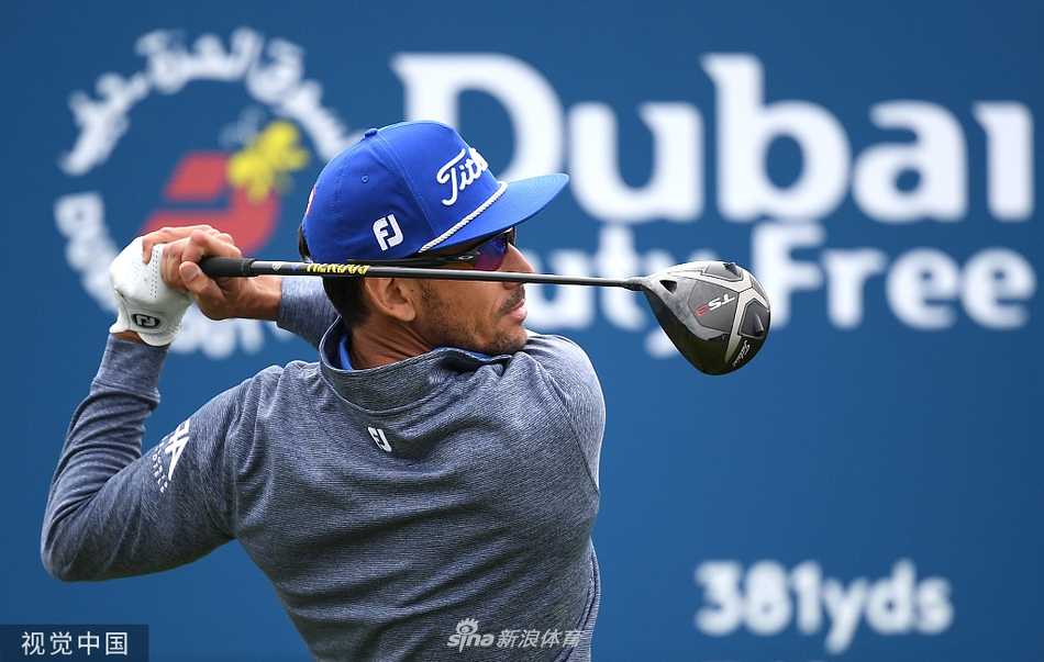 德国名将马丁·凯梅尔在拉欣奇标志性的沙丘背景下练习切杆，展现精湛的短杆技术。