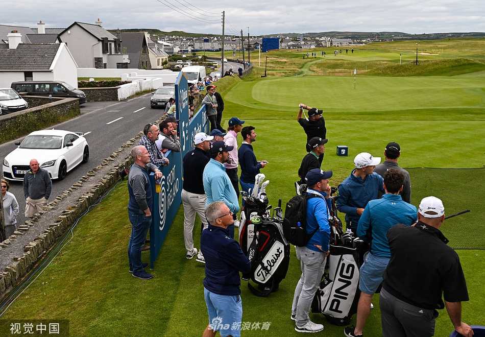 比利时高手托马斯·皮特斯在强风中稳定挥杆，白色小球划破天际，飞向拉欣奇广阔的球道。