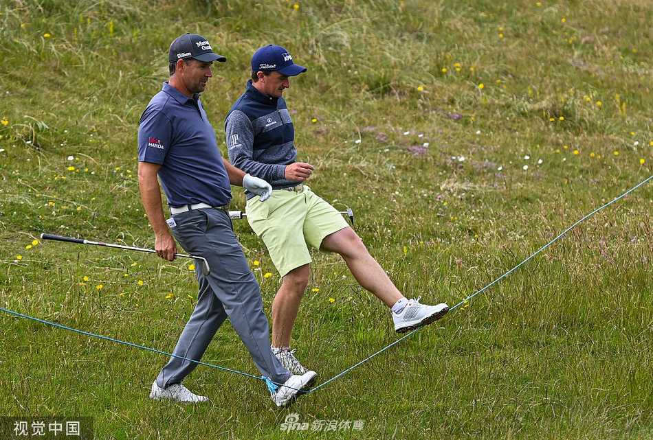 英格兰球员克里斯·伍德站在高高的发球台上眺望落点，链接球场的辽阔与挑战尽收眼底。