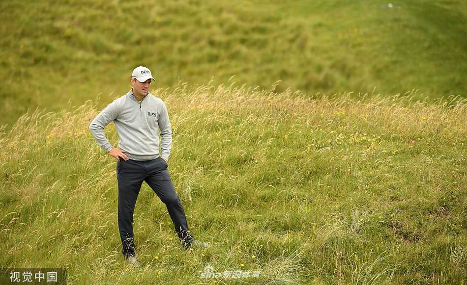 夕阳余晖下，拉欣奇球场的剪影宁静而壮美，与日间紧张的练习氛围形成鲜明对比，静候正式比赛的到来。