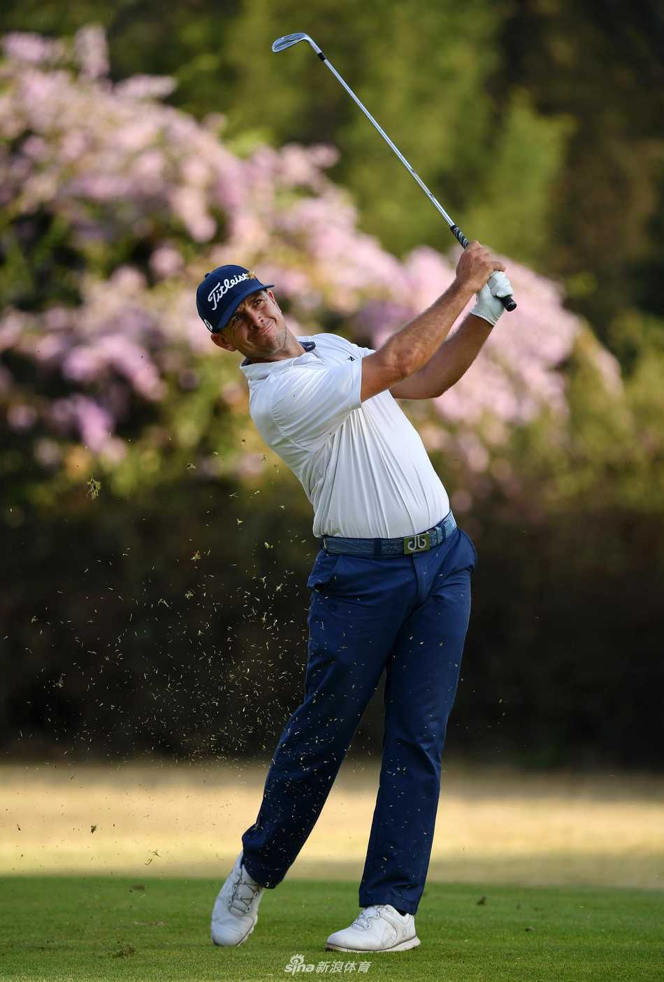 肖恩-劳瑞在沙坑中奋力一击，沙砾如瀑布般飞溅，瞬间充满力量感。