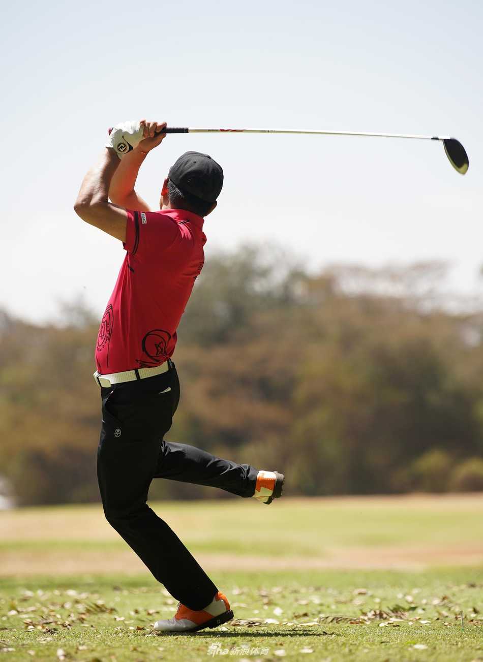 冠军奖杯静静矗立在颁奖台上，熠熠生辉，等待着今天最英勇的战士将其举起。