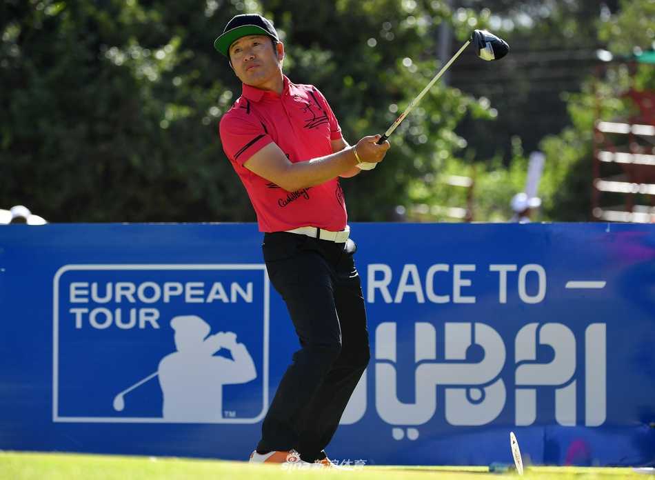 路易斯-德-雅格完成一记精准的推杆后，小球应声入洞，他紧握拳头发出无声的呐喊。