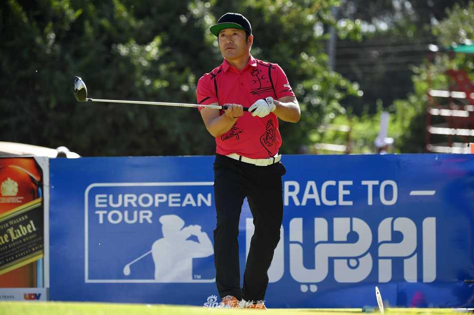 比赛结束后，几位球员在记分处友好交流，尽管场上是对手，场下却共享着对高尔夫运动的尊重与热爱。