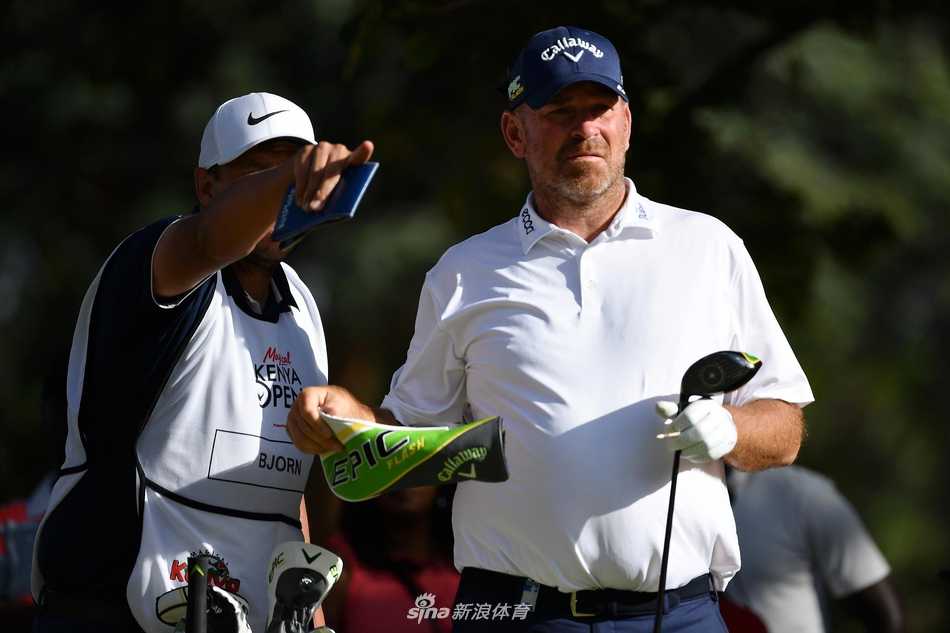 崔虎星在夕阳的余晖中练习切杆，动作简洁而优雅，充满东方哲学的韵味。