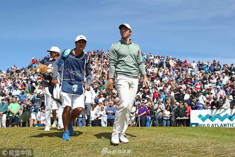 瑞安-福克斯在巴利丽芬球场果岭边凝神思考，评估推杆路线，首轮领先的他神情专注自信