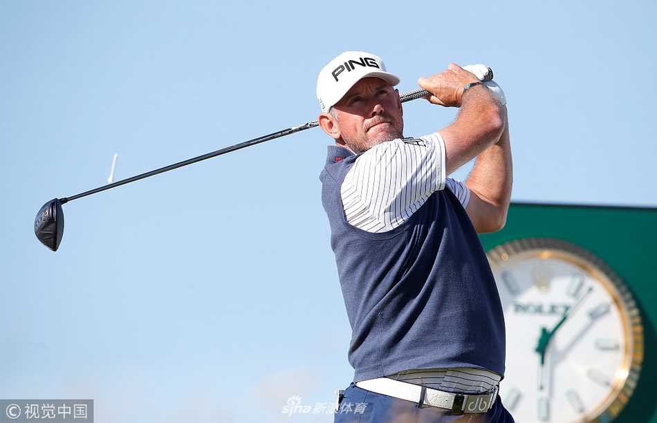 巴利丽芬球场开阔的球道与起伏的果岭在阳光下展开，球员与观众的身影点缀其间，构成经典高尔夫画卷