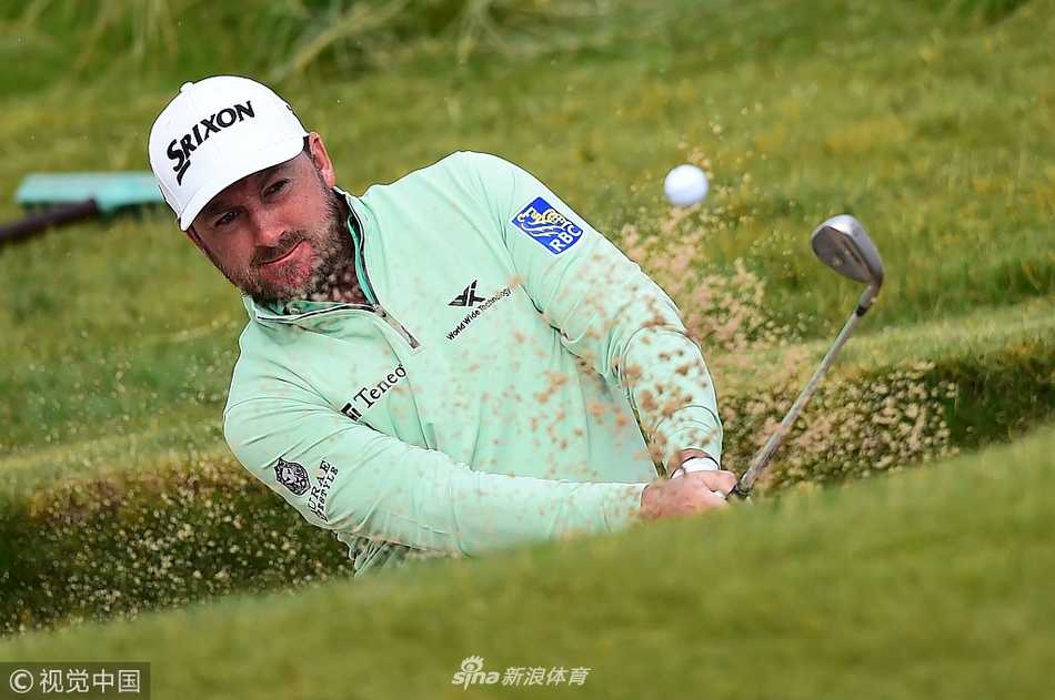 琼-拉姆在比赛中挥杆瞬间，尽管首轮卫冕受挫，但其挥杆姿态依然充满力量感