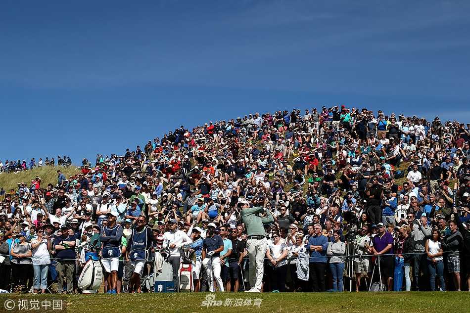 中国球员李昊桐在爱尔兰公开赛上专注推杆，代表中国力量征战欧巡顶级赛场