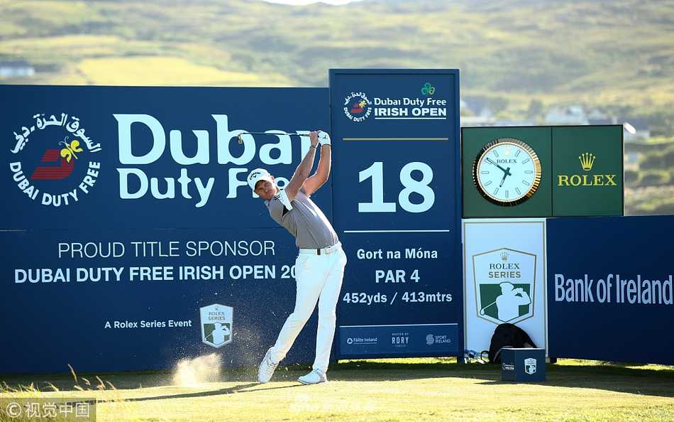 球迷们簇拥在巴利丽芬球场的景观处，聚精会神地观看比赛，现场气氛热烈