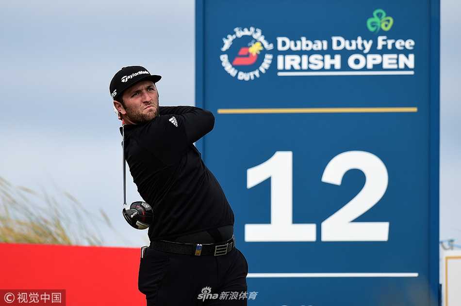 麦克罗伊在球道上自信开球，作为赛事主办者兼夺冠热门，他的每次挥杆都吸引着全场目光