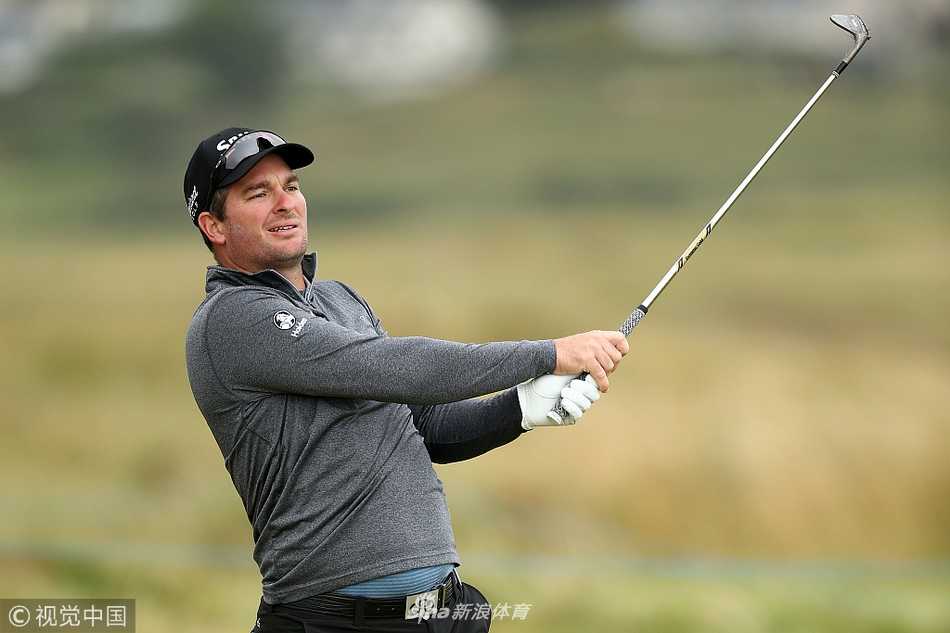 夕阳下的巴利丽芬球场宁静而壮美，首轮激战暂告段落，等待着球员们的是新一轮的挑战