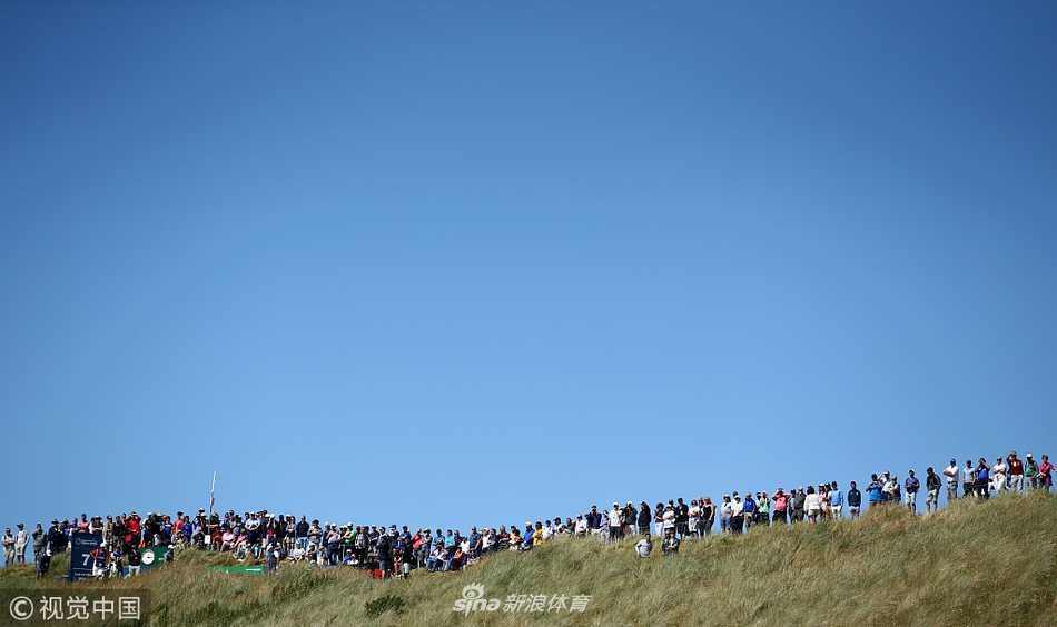 李-韦斯特伍德在沙坑中冷静救球，这位经验丰富的老将紧追领先者，是冠军的有力竞争者