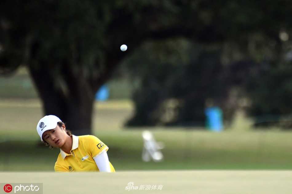 查尔斯顿奇迹时刻刘钰并肩领先蓝魔队友决战美国女子公开赛 刘钰完成一记漂亮的挥杆后,目光追随小白球飞向远方的果岭,动作流畅而充满力量