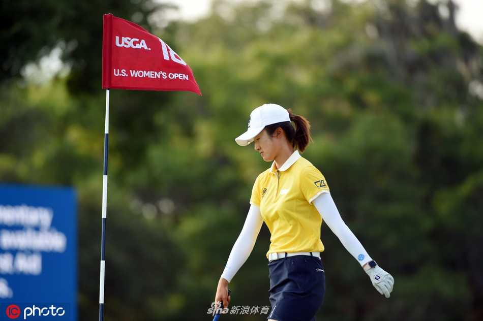 查尔斯顿奇迹时刻刘钰并肩领先蓝魔队友决战美国女子公开赛 刘钰在沙坑中处理困难球位,神情专注,沙坑杆激起的沙粒在阳光下清晰可见