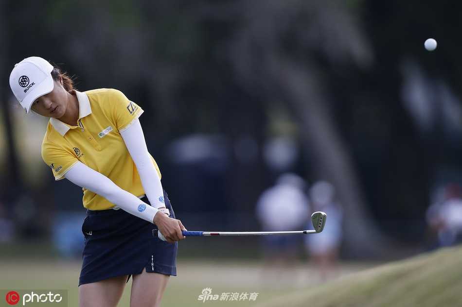 查尔斯顿奇迹时刻刘钰并肩领先蓝魔队友决战美国女子公开赛 比赛间隙,刘钰在球道上行走,阳光洒在她的身上,展现出职业运动员的从容与坚毅