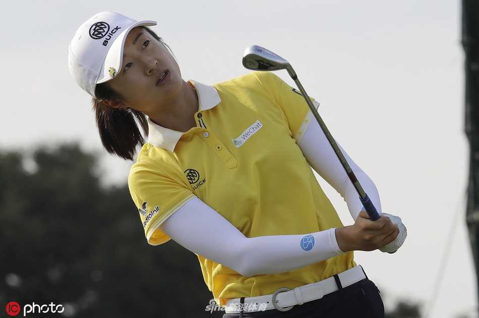 查尔斯顿奇迹时刻刘钰并肩领先蓝魔队友决战美国女子公开赛 刘钰推杆进洞后露出淡淡的微笑,观众在背景中为她鼓掌,气氛紧张而热烈