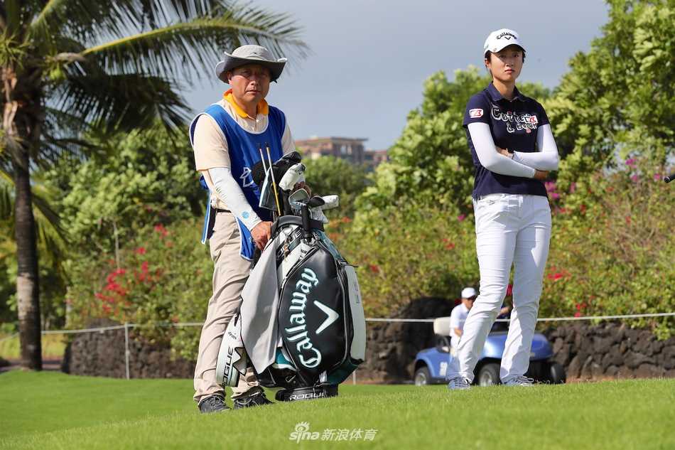 发球台上，父亲蹲下身，细致地为女儿摆放好高尔夫球，每一个动作都一丝不苟。