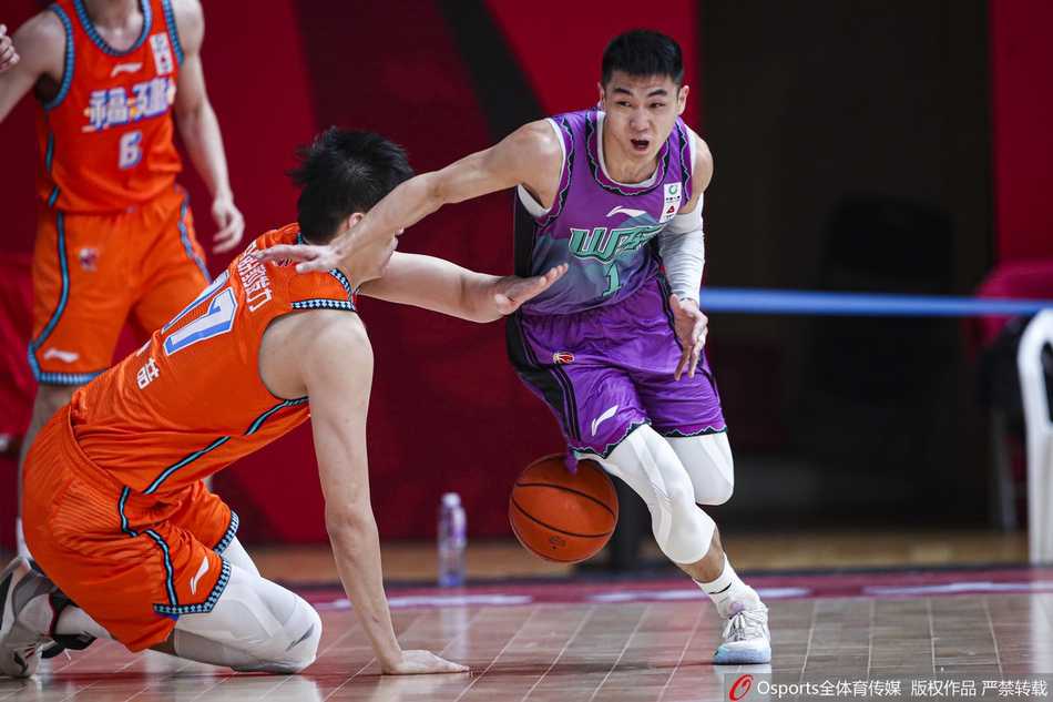 高诗岩如猎豹般敏锐抢断成功，瞬间发动快攻反击，只留给对手一个望尘莫及的背影