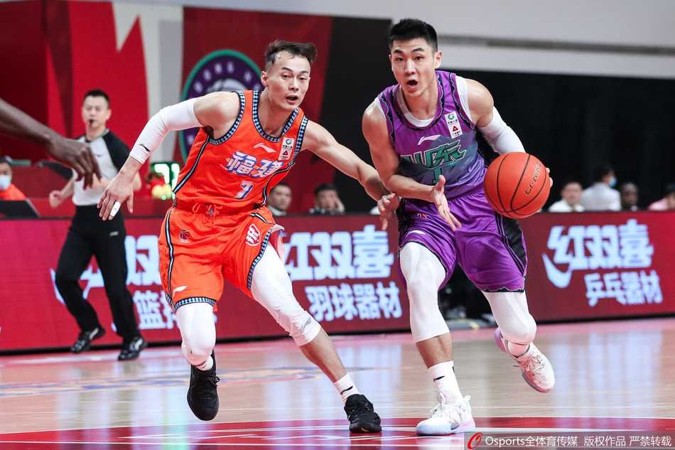 哈德森如球场指挥官，面对两人包夹防守依然从容组织，眼神中透露着必胜的坚定