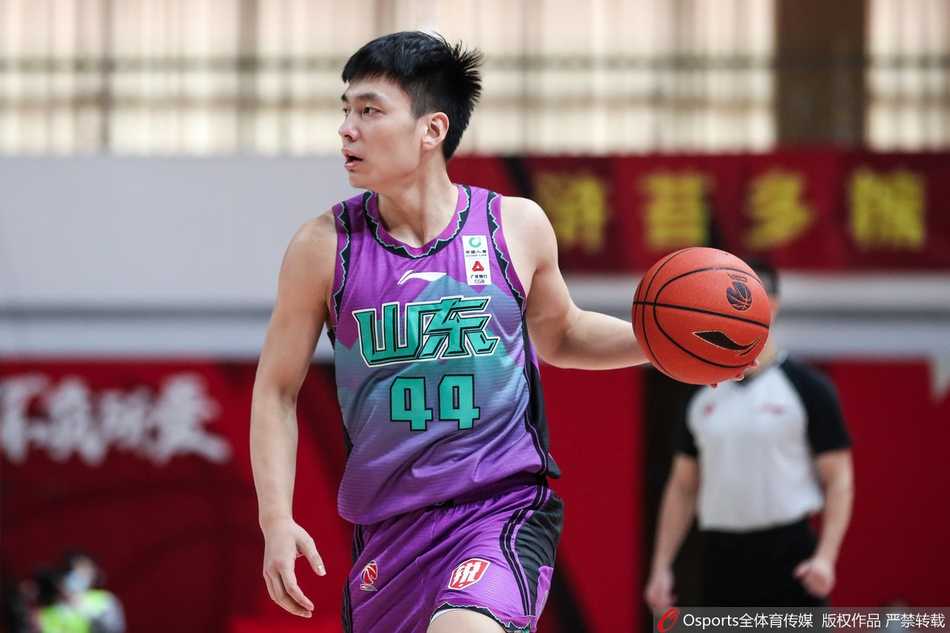 陶汉林旱地拔葱双手暴力灌篮，泰山压顶之势让对手只能望球兴叹，点燃了全场激情