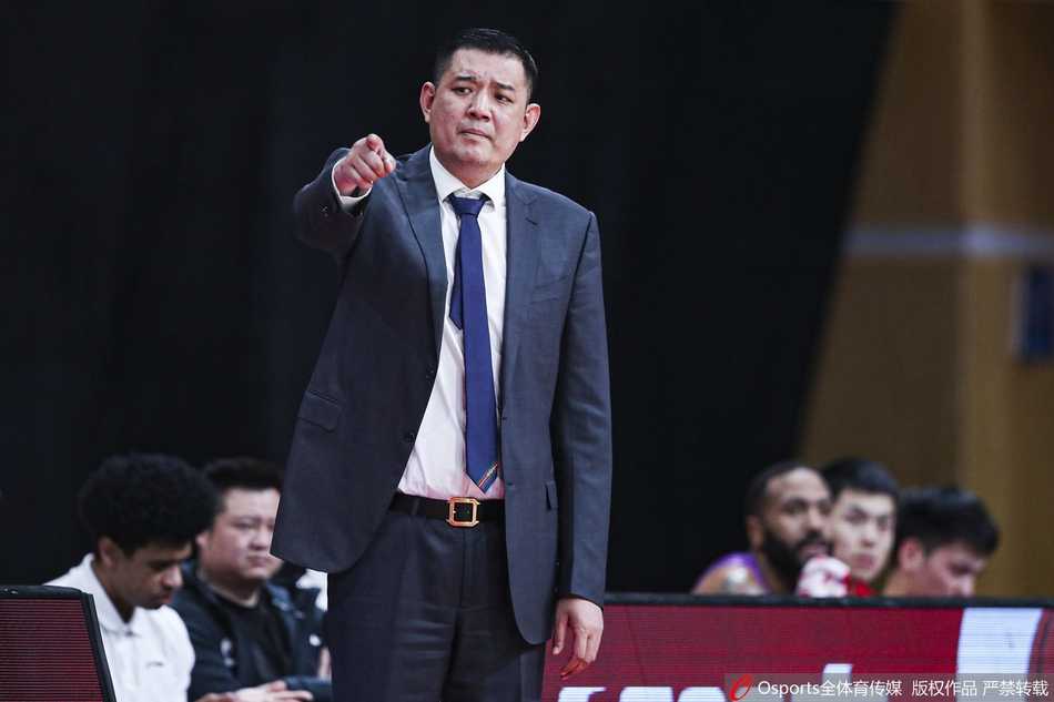 李敬宇接球出手三分箭如雨下，皮球划过完美弧线直坠网窝，展现了顶级射手的冷血本色