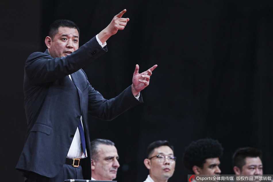 福建外援尼克尔森面对三人围堵强行上篮，虽然身处空砍群，但拼尽全力的精神令人动容