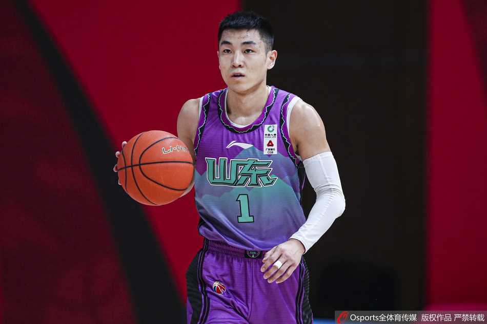 山东全队在哈德森带领下围成一圈激情庆祝，团结一心的气势宣告着那支铁血之师正式归来